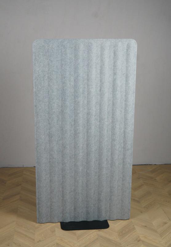 IKEA gulvskærm 150x80 cm i grå med sorte ben set forfra – stilren afskærmning til kontor